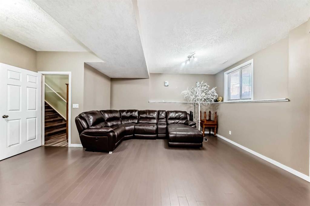 22 Applestone Park Se, Calgary, AB - Indoor Photo Showing Other Room