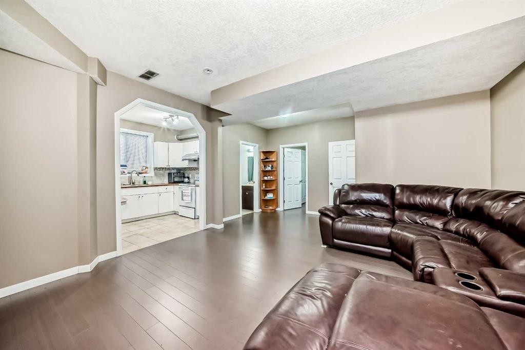 22 Applestone Park Se, Calgary, AB - Indoor Photo Showing Living Room