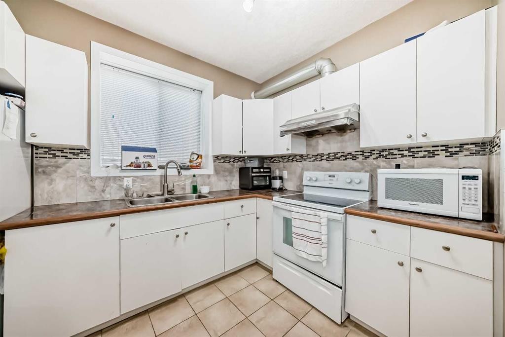22 Applestone Park Se, Calgary, AB - Indoor Photo Showing Kitchen With Double Sink