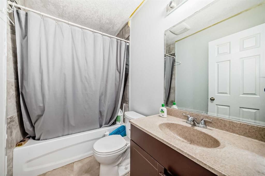 22 Applestone Park Se, Calgary, AB - Indoor Photo Showing Bathroom