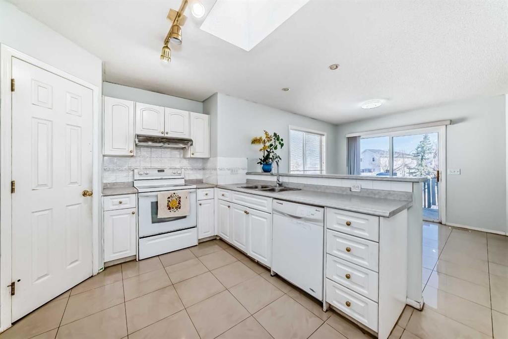 22 Applestone Park Se, Calgary, AB - Indoor Photo Showing Kitchen With Double Sink