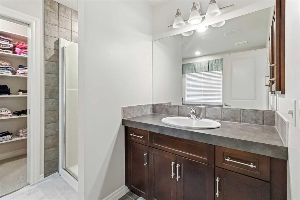 19 Saddleland Drive, Calgary, AB - Indoor Photo Showing Bathroom