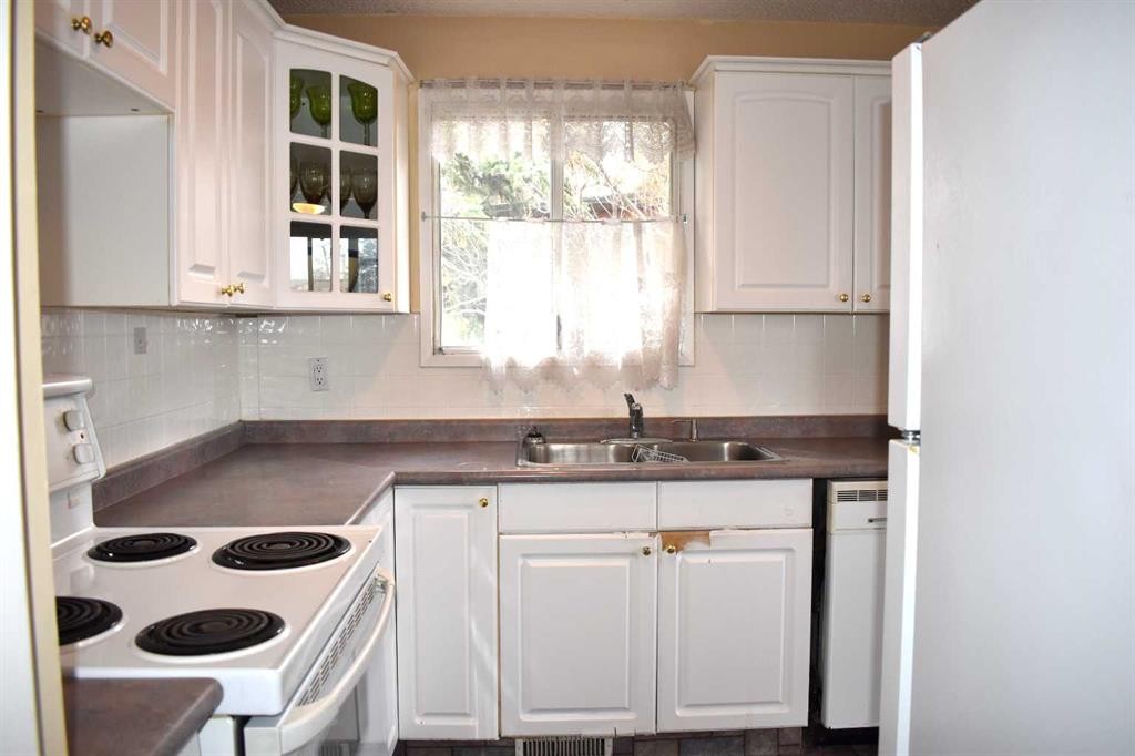6348 Bowmont Crescent Nw, Calgary, AB - Indoor Photo Showing Kitchen With Double Sink