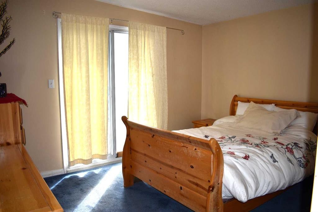 6348 Bowmont Crescent Nw, Calgary, AB - Indoor Photo Showing Bedroom