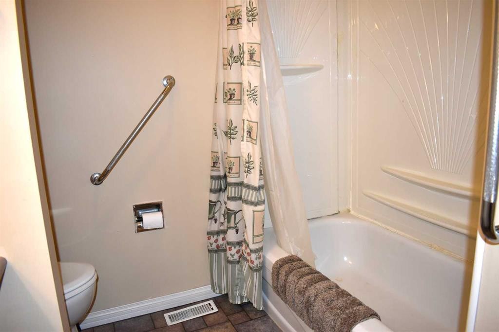 6348 Bowmont Crescent Nw, Calgary, AB - Indoor Photo Showing Bathroom