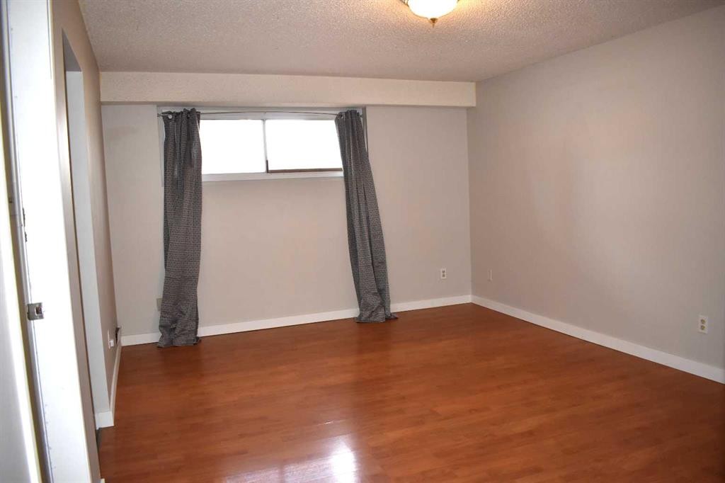 6348 Bowmont Crescent Nw, Calgary, AB - Indoor Photo Showing Other Room
