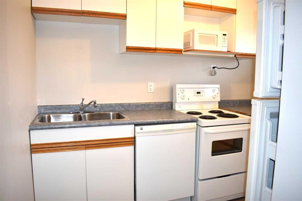 6348 Bowmont Crescent Nw, Calgary, AB - Indoor Photo Showing Kitchen With Double Sink