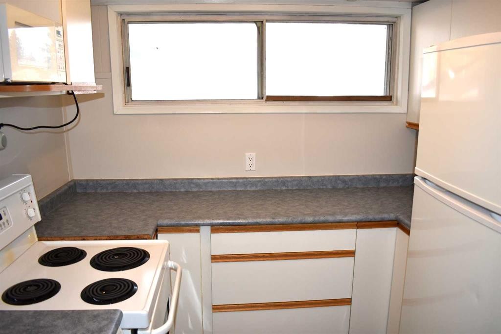 6348 Bowmont Crescent Nw, Calgary, AB - Indoor Photo Showing Kitchen