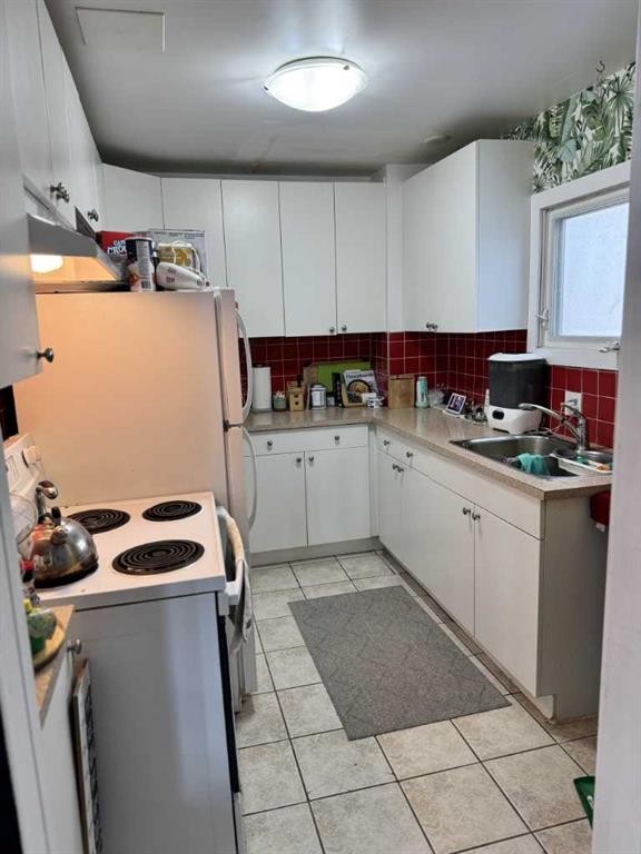 722 2 Avenue Nw, Calgary, AB - Indoor Photo Showing Kitchen With Double Sink