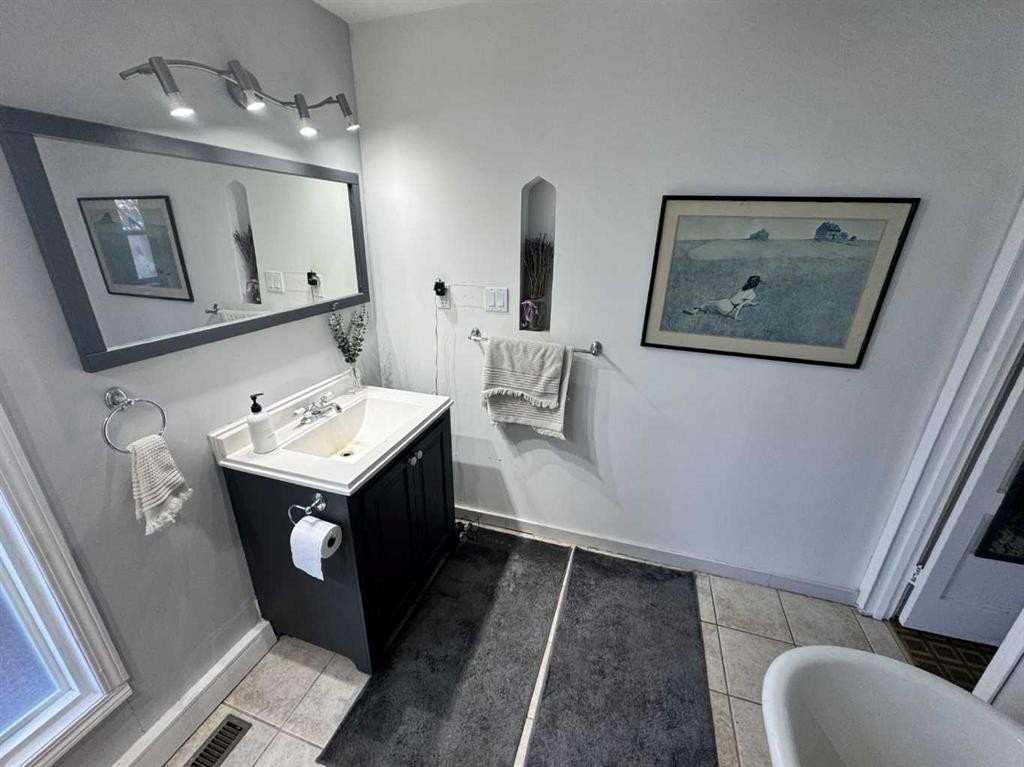 722 2 Avenue Nw, Calgary, AB - Indoor Photo Showing Bathroom