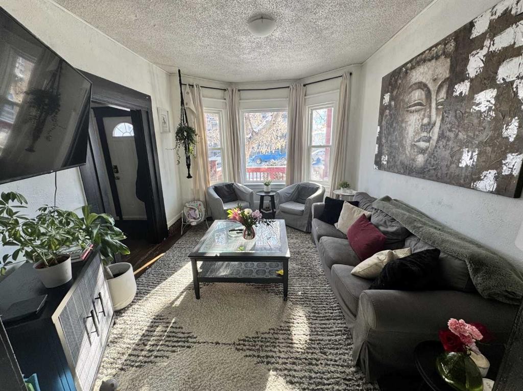 722 2 Avenue Nw, Calgary, AB - Indoor Photo Showing Living Room