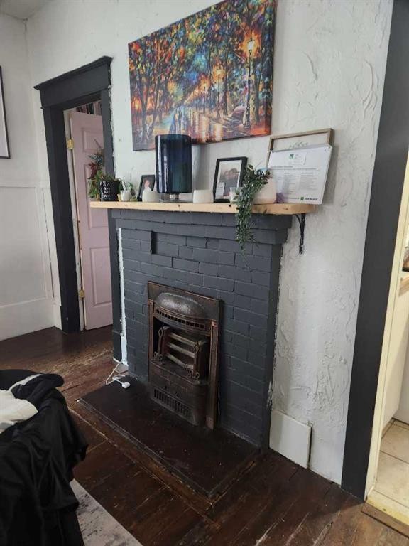722 2 Avenue Nw, Calgary, AB - Indoor With Fireplace