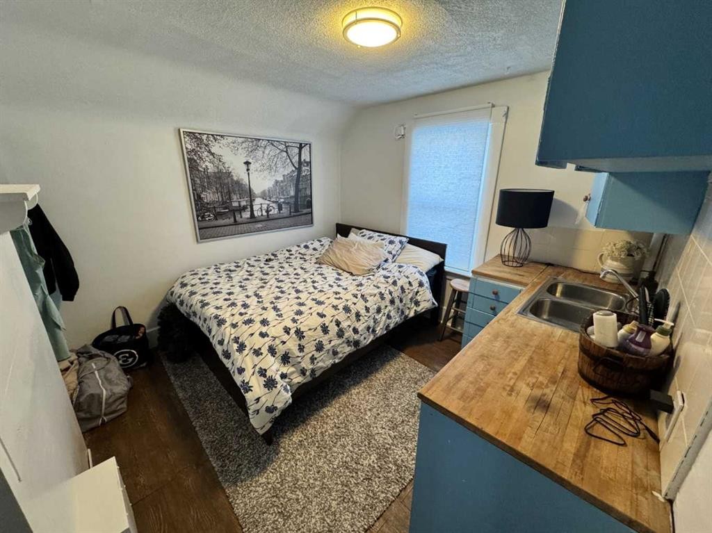 722 2 Avenue Nw, Calgary, AB - Indoor Photo Showing Bedroom