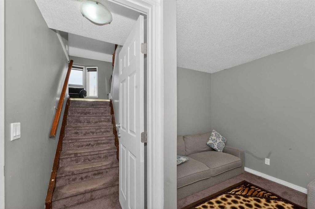 6910 26 Avenue Ne, Calgary, AB - Indoor Photo Showing Other Room