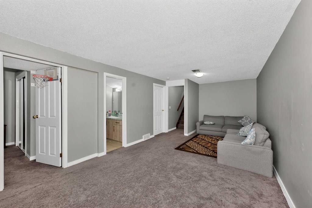 6910 26 Avenue Ne, Calgary, AB - Indoor