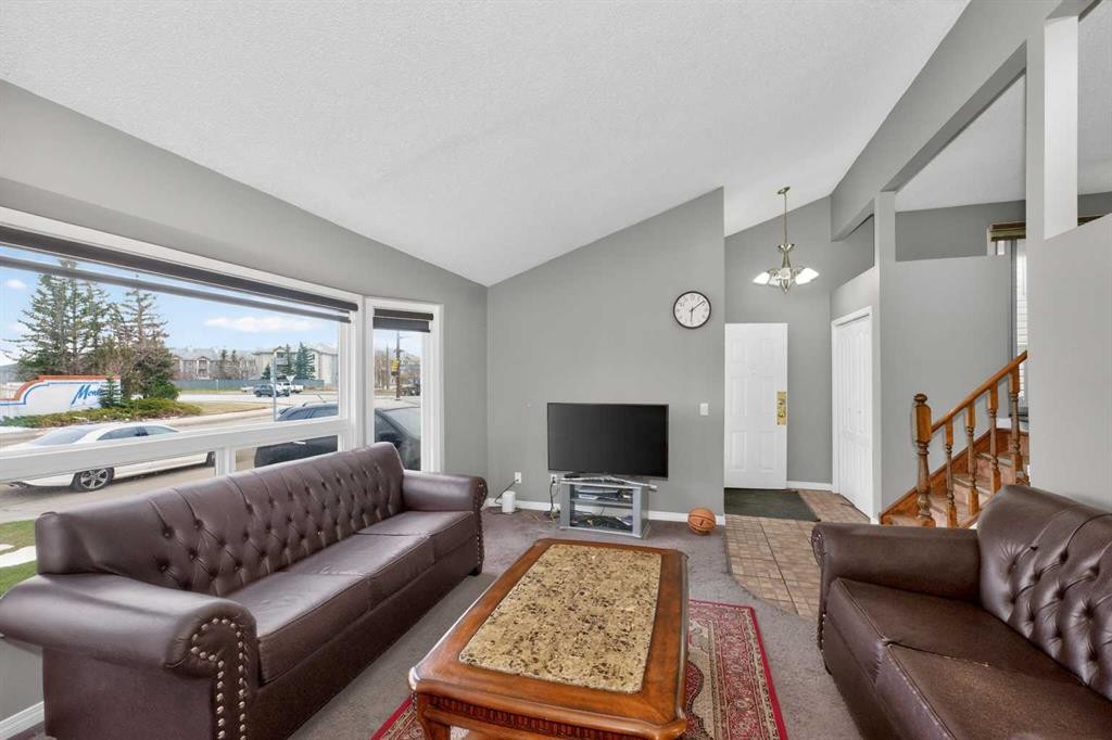 6910 26 Avenue Ne, Calgary, AB - Indoor Photo Showing Living Room
