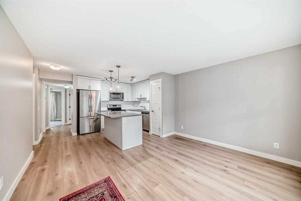647 Cranbrook Walk Se, Calgary, AB - Indoor Photo Showing Kitchen
