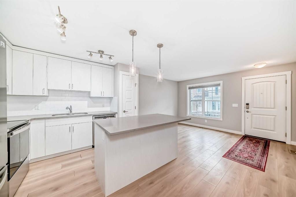 647 Cranbrook Walk Se, Calgary, AB - Indoor Photo Showing Kitchen With Double Sink With Upgraded Kitchen