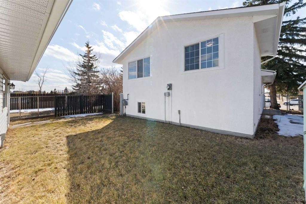 6808 Rundlehorn Drive Ne, Calgary, AB - Outdoor