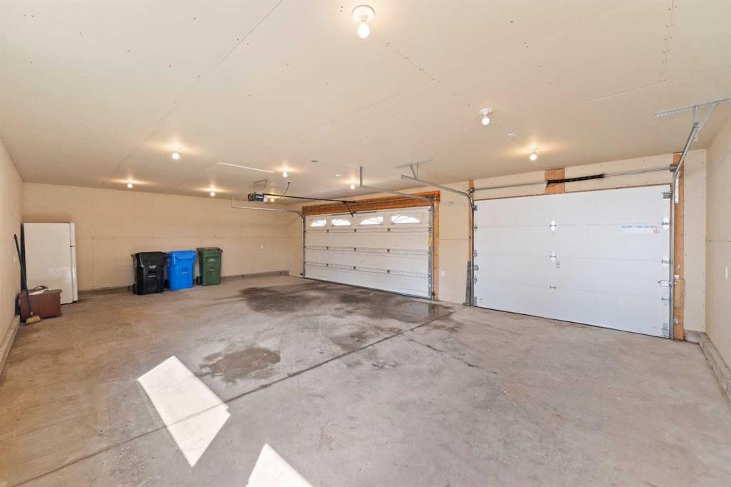 6808 Rundlehorn Drive Ne, Calgary, AB - Indoor Photo Showing Garage