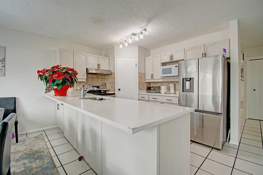 10316 Hidden Valley Drive Nw, Calgary, AB - Indoor Photo Showing Kitchen