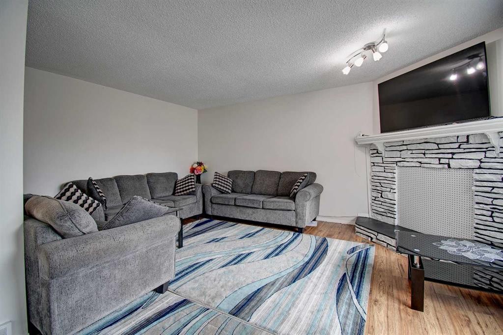 10316 Hidden Valley Drive Nw, Calgary, AB - Indoor Photo Showing Living Room