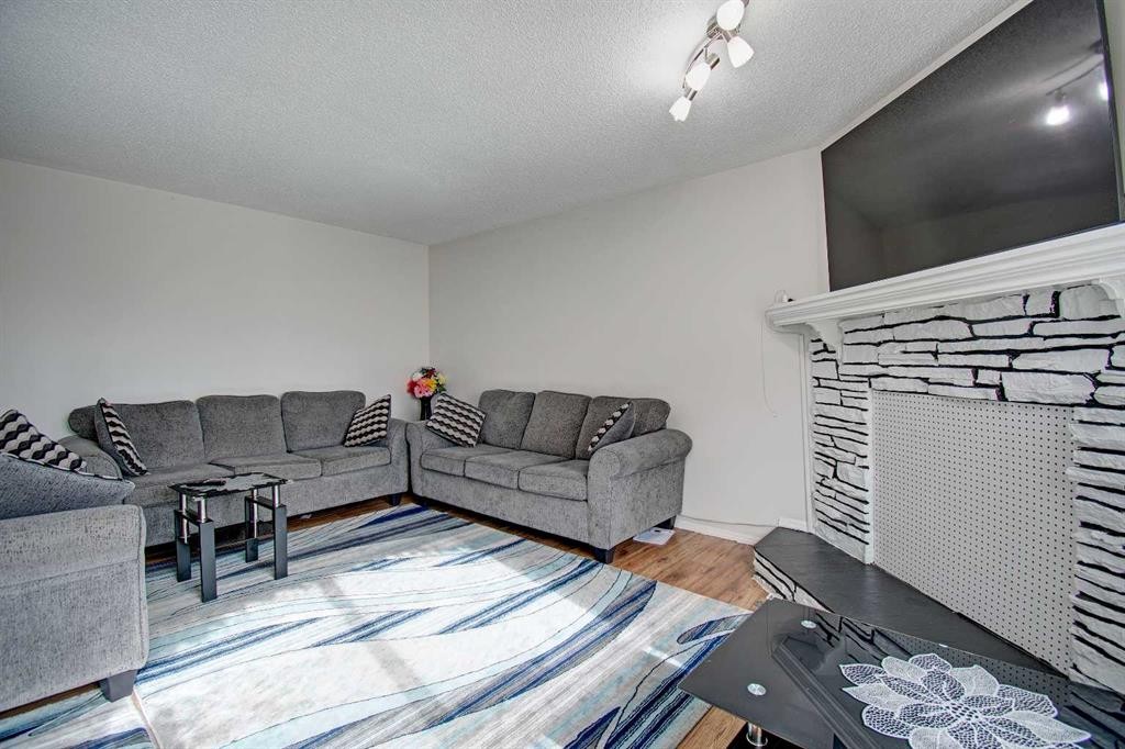 10316 Hidden Valley Drive Nw, Calgary, AB - Indoor Photo Showing Living Room