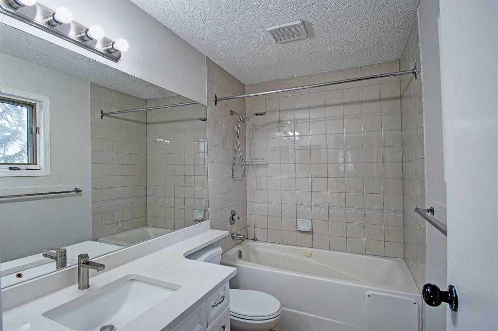 10316 Hidden Valley Drive Nw, Calgary, AB - Indoor Photo Showing Bathroom