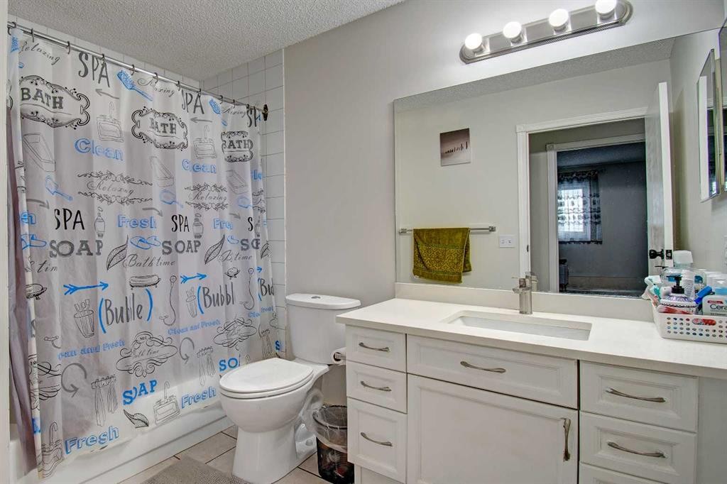 10316 Hidden Valley Drive Nw, Calgary, AB - Indoor Photo Showing Bathroom