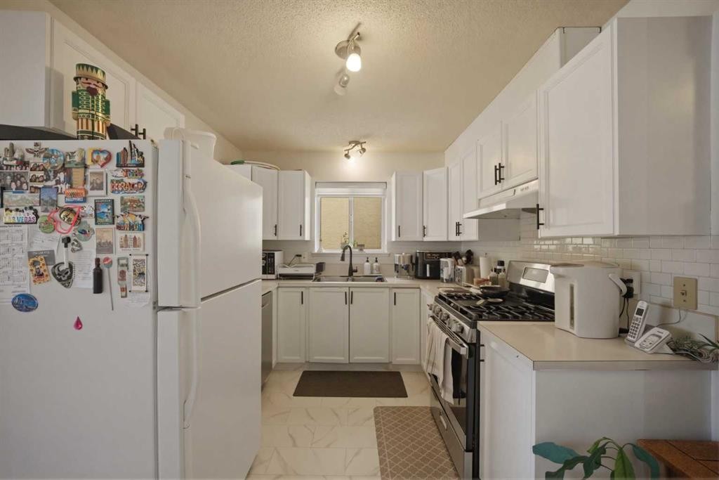 80 Martinglen Way Ne, Calgary, AB - Indoor Photo Showing Kitchen With Double Sink