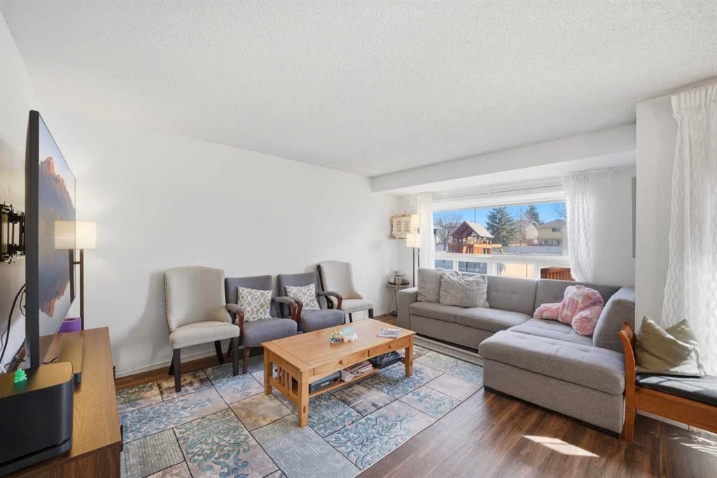 80 Martinglen Way Ne, Calgary, AB - Indoor Photo Showing Living Room