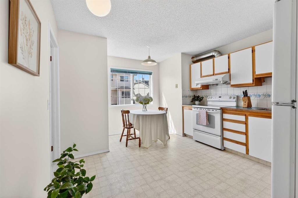 404 Hawkstone Manor Nw, Calgary, AB - Indoor Photo Showing Kitchen