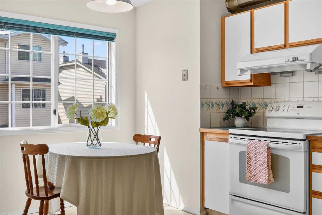 404 Hawkstone Manor Nw, Calgary, AB - Indoor Photo Showing Kitchen