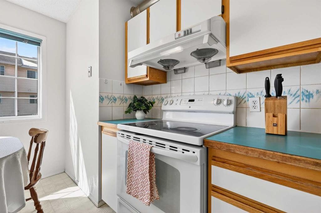 404 Hawkstone Manor Nw, Calgary, AB - Indoor Photo Showing Kitchen