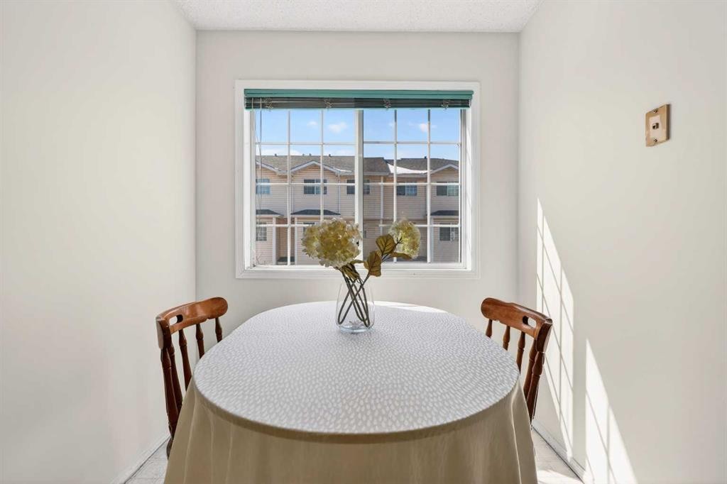 404 Hawkstone Manor Nw, Calgary, AB - Indoor Photo Showing Dining Room
