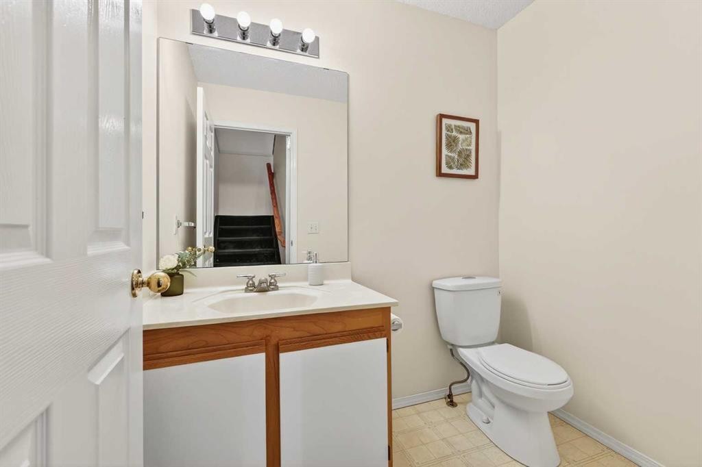 404 Hawkstone Manor Nw, Calgary, AB - Indoor Photo Showing Bathroom