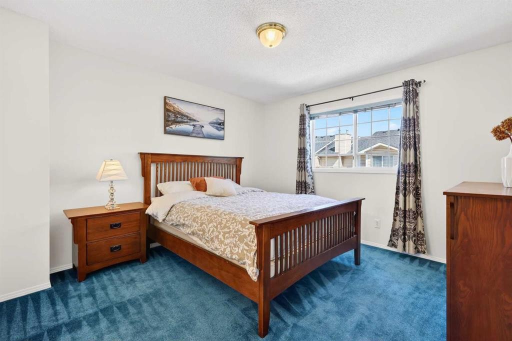 404 Hawkstone Manor Nw, Calgary, AB - Indoor Photo Showing Bedroom