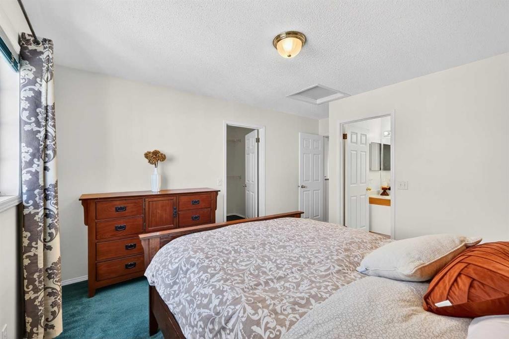 404 Hawkstone Manor Nw, Calgary, AB - Indoor Photo Showing Bedroom