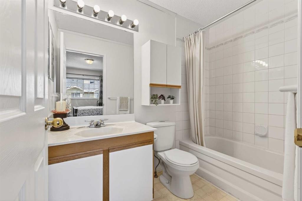 404 Hawkstone Manor Nw, Calgary, AB - Indoor Photo Showing Bathroom