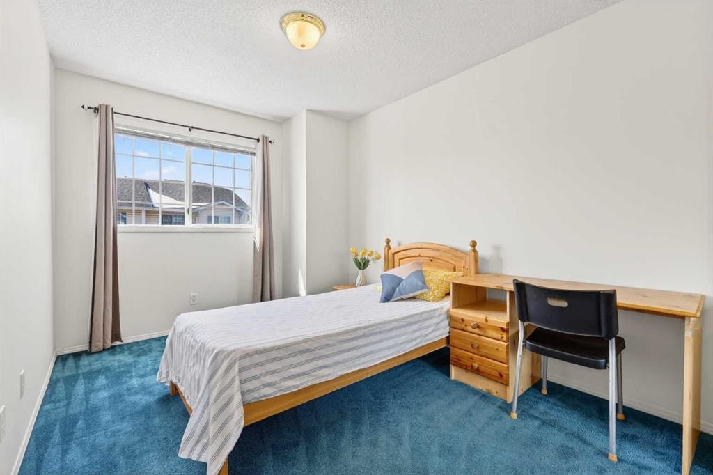 404 Hawkstone Manor Nw, Calgary, AB - Indoor Photo Showing Bedroom