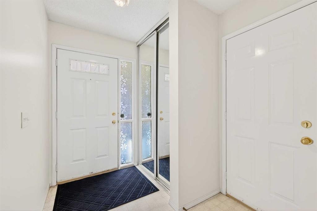 404 Hawkstone Manor Nw, Calgary, AB - Indoor Photo Showing Other Room