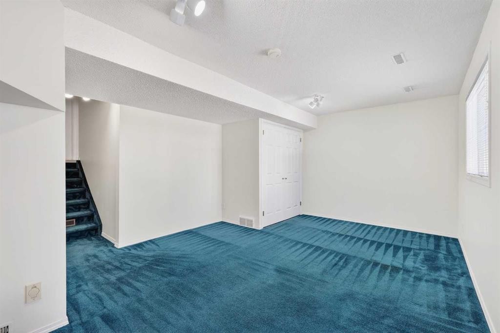 404 Hawkstone Manor Nw, Calgary, AB - Indoor Photo Showing Other Room