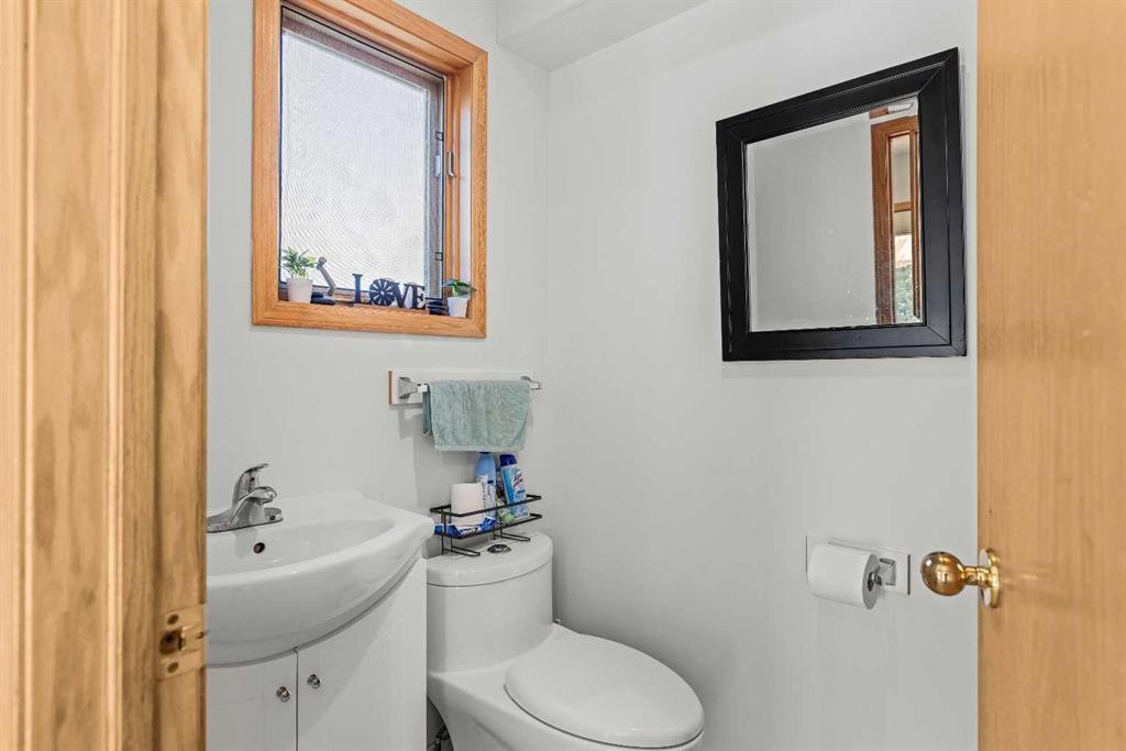 118 Glacier Drive, Banff, AB - Indoor Photo Showing Bathroom