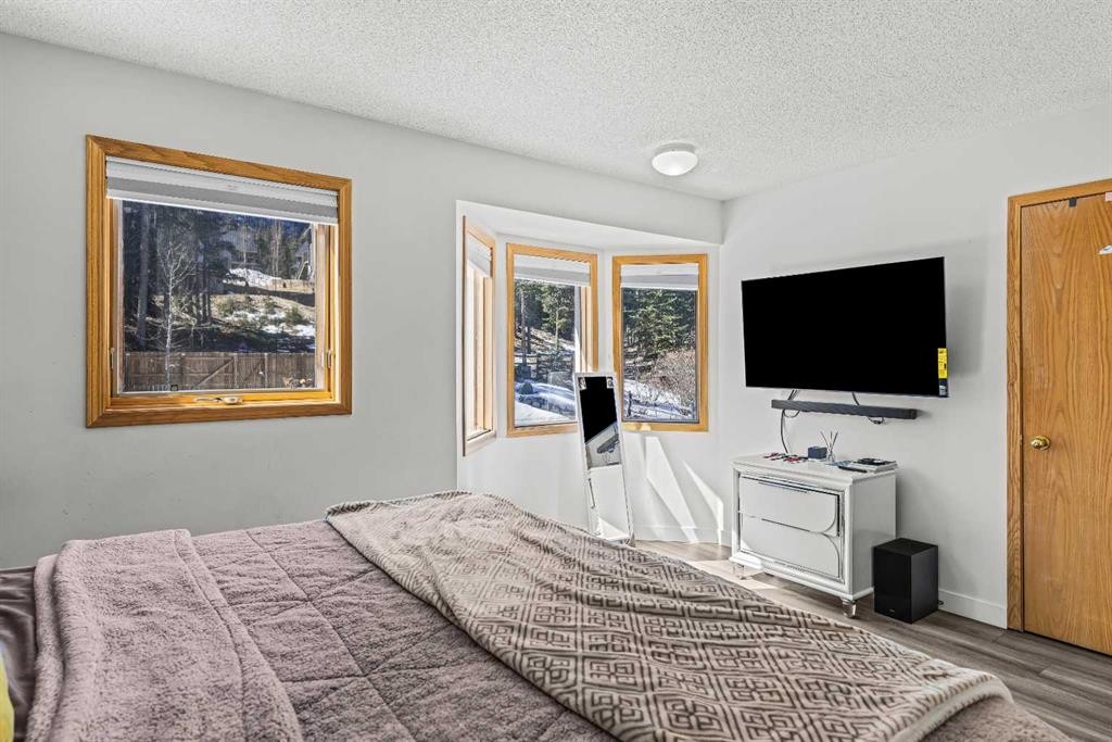 118 Glacier Drive, Banff, AB - Indoor Photo Showing Bedroom