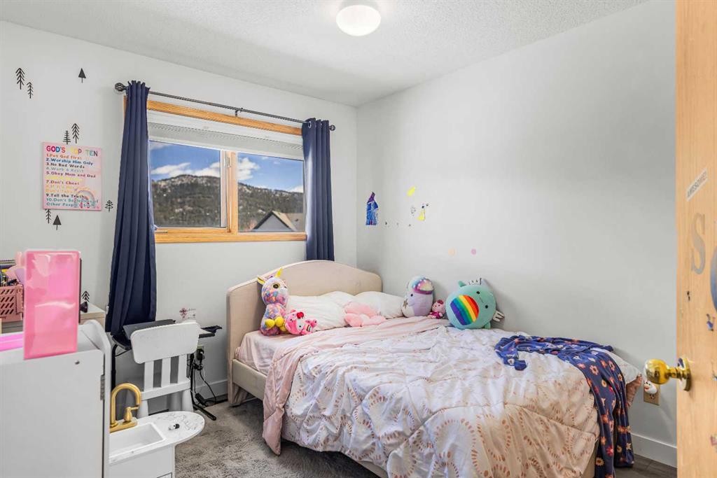 118 Glacier Drive, Banff, AB - Indoor Photo Showing Bedroom