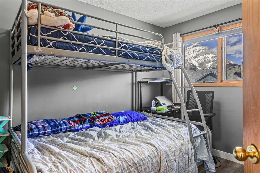 118 Glacier Drive, Banff, AB - Indoor Photo Showing Bedroom