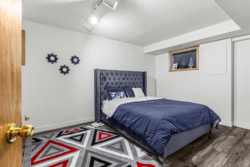 118 Glacier Drive, Banff, AB - Indoor Photo Showing Bedroom