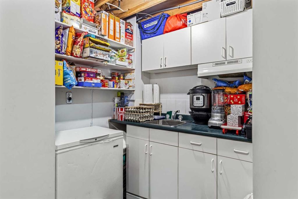 118 Glacier Drive, Banff, AB - Indoor Photo Showing Laundry Room