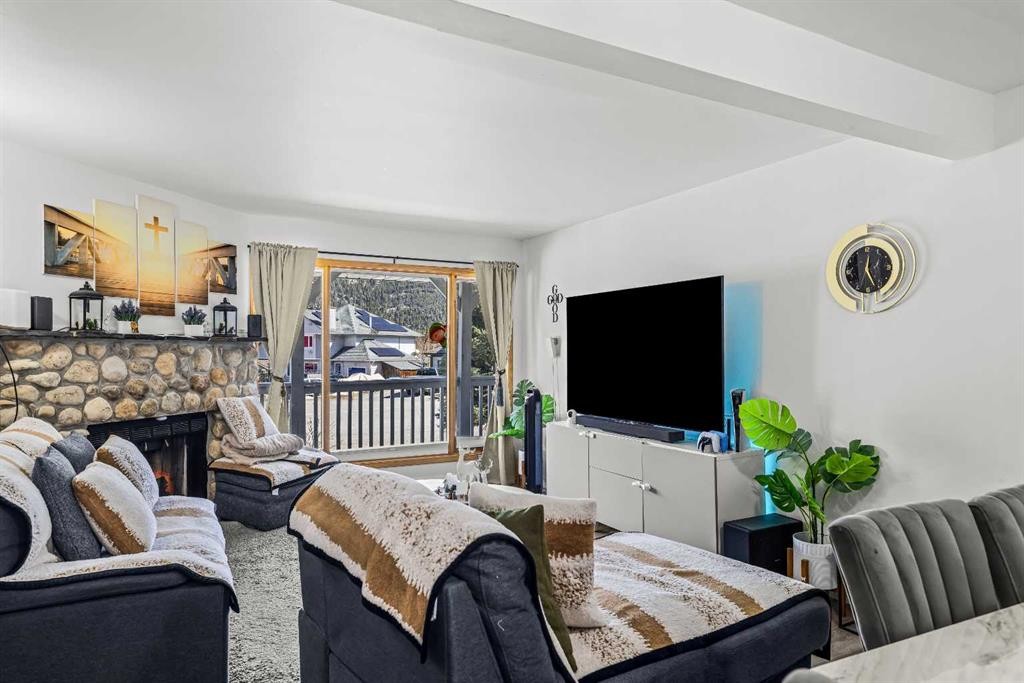 118 Glacier Drive, Banff, AB - Indoor Photo Showing Living Room