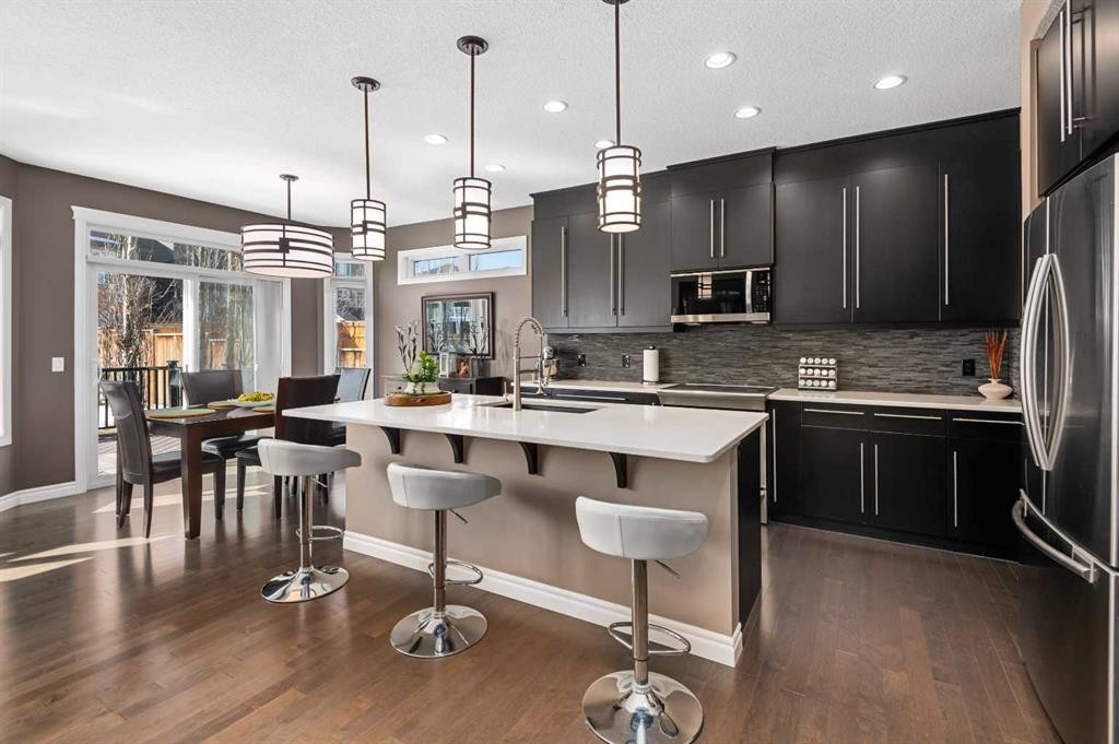 323 Nolan Hill Boulevard Nw, Calgary, AB - Indoor Photo Showing Kitchen With Upgraded Kitchen